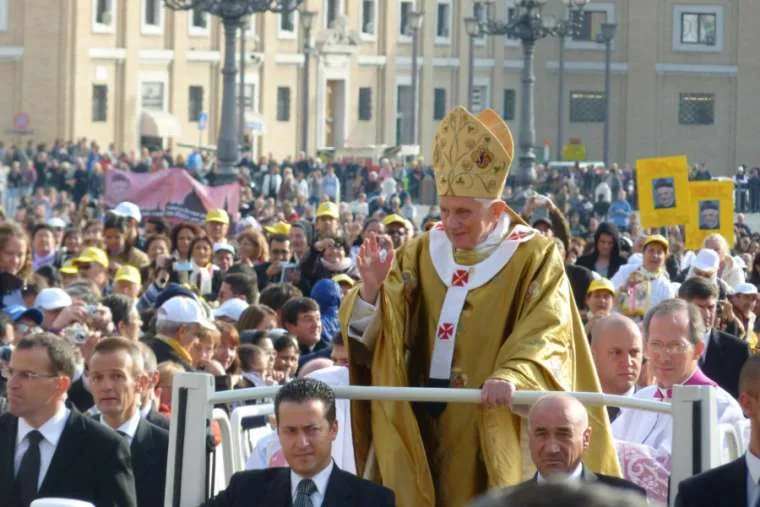Paolo Gabriele est assis devant le Pape Benoît XVI dans la papamobile sur la place Saint-Pierre le 24 octobre 2011. Alan Holdren/CNA.