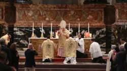 Le cardinal Raymond Burke donne la bénédiction finale lors de la messe du pèlerinage Summorum Pontificum à Rome, le 25 octobre 2014./ Daniel Ibáñez/CNA. / 