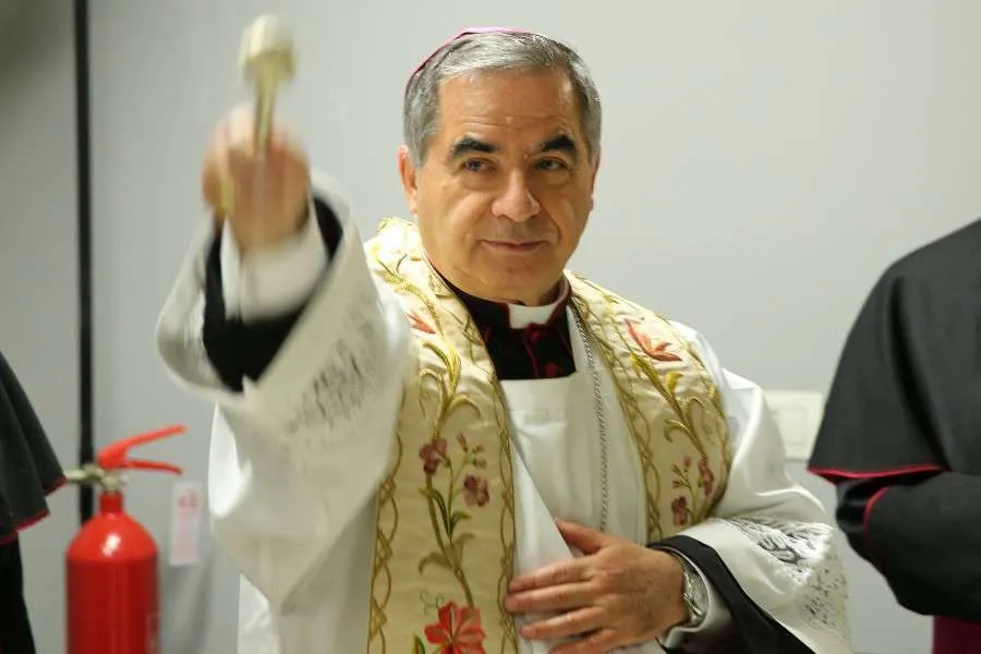 Le 1er décembre 2015, Mgr Angelo Becciu, alors archevêque, bénit le Centre d'information des pèlerinages pour le Jubilé extraordinaire de la Miséricorde. Daniel Ibáñez/CNA.