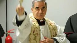 Le 1er décembre 2015, Mgr Angelo Becciu, alors archevêque, bénit le Centre d'information des pèlerinages pour le Jubilé extraordinaire de la Miséricorde. / Daniel Ibáñez/CNA.