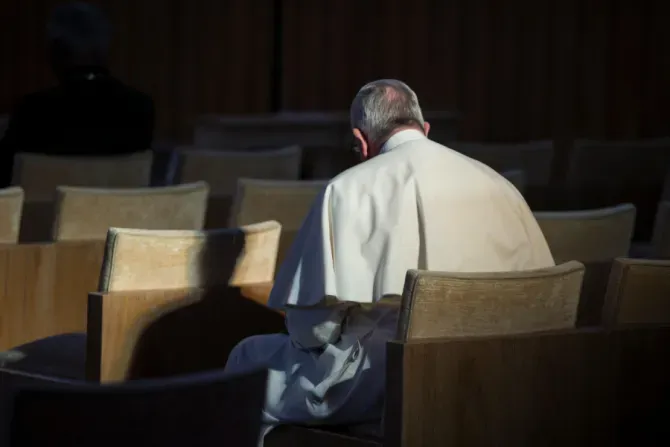 Le pape François participe à la retraite de Carême de la Curie romaine à Ariccia, en Italie, du 6 au 10 mars 2016. | Crédit : Vatican Media