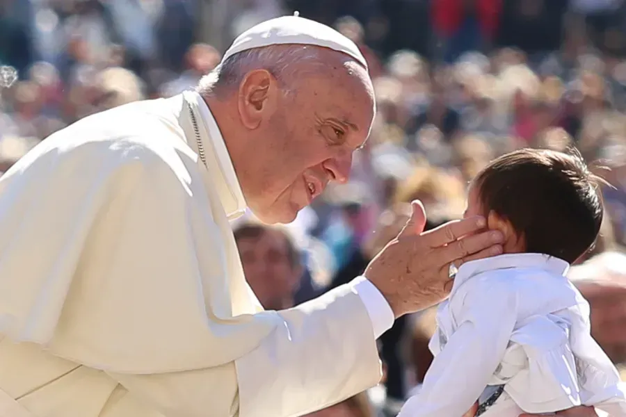 Le pape François salue un enfant lors d'une audience générale au Vatican, le 20 avril 2016. Vatican Media.