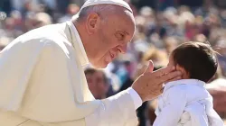 Le pape François salue un enfant lors d'une audience générale au Vatican, le 20 avril 2016. Vatican Media. / 