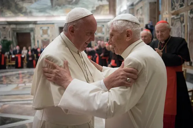 Le Pape François et le Pape émérite Benoît XVI se saluent lors de la 65e ordination sacerdotale du Pape émérite XVI à la Salle Clémentine./ © L'Osservatore Romano