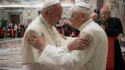 Le Pape François et le Pape émérite Benoît XVI se saluent lors de la 65e ordination sacerdotale du Pape émérite XVI à la Salle Clémentine./ © L'Osservatore Romano / 