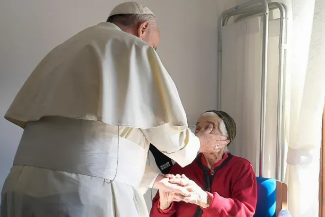 Le pape François visite la maison de retraite assistée San Raffaele Borona à Rieti, en Italie, le 4 octobre 2016./ Vatican Media.