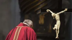Le pape François célèbre la liturgie de la Passion de Notre Seigneur dans la basilique Saint-Pierre le 14 avril 2017. / L'Osservatore Romano.
