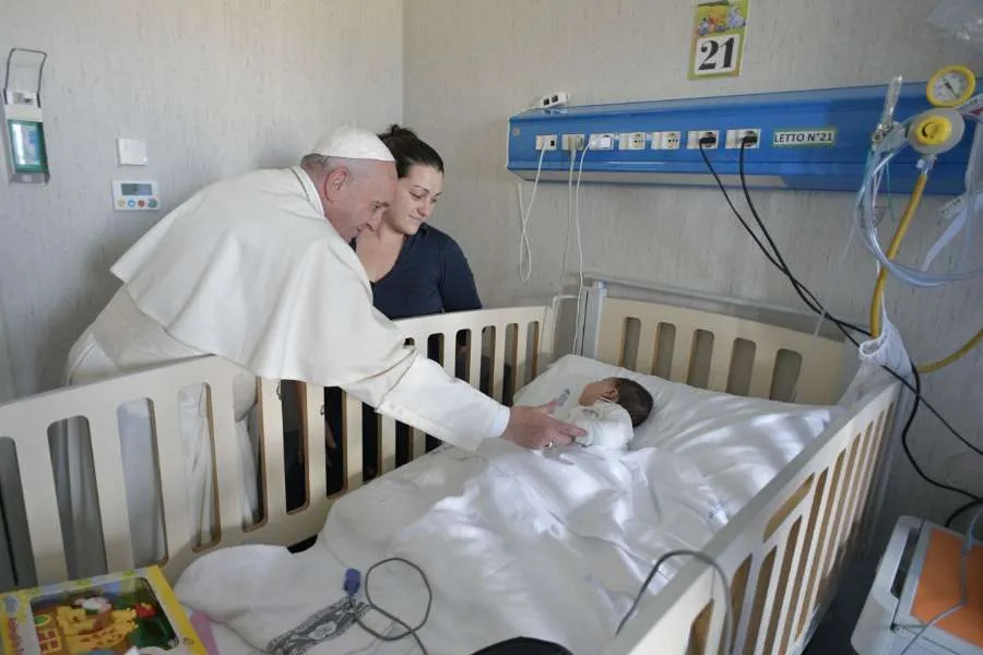 Le pape François visite l'hôpital Bambino Gesù di Palidoro à Rome, Italie, le 5 janvier 2018. Vatican Media.
