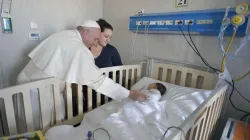 Le pape François visite l'hôpital Bambino Gesù di Palidoro à Rome, Italie, le 5 janvier 2018. / Vatican Media.