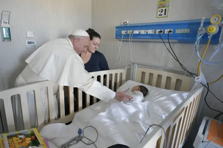 Le pape François visite l'hôpital Bambino Gesù di Palidoro à Rome, en Italie, le 5 janvier 2018. Vatican Media.