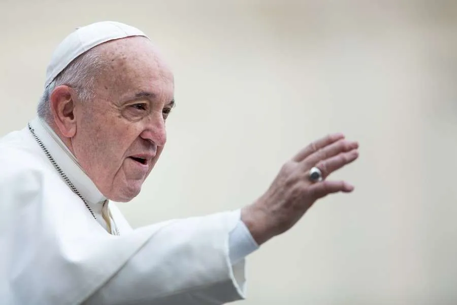 Le Pape François salue les pèlerins sur la place Saint-Pierre le 26 février 2020. Daniel Ibáñez/CNA.
