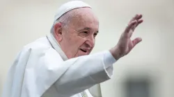 Le pape François salue les pèlerins sur la place Saint-Pierre le 26 février 2020. / Daniel Ibáñez/CNA.