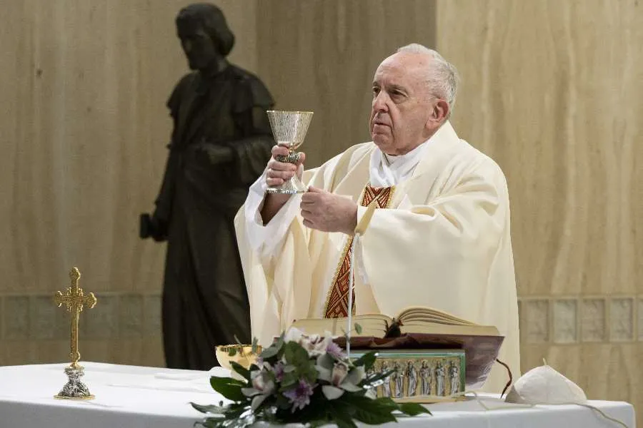 Le pape François célèbre la messe pour la fête de Saint Joseph Travailleur dans la chapelle de la Casa Santa Marta le 1er mai 2020. Vatican Media.