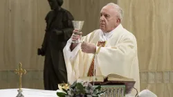 Le pape François célèbre la messe pour la fête de Saint Joseph Travailleur dans la chapelle de la Casa Santa Marta le 1er mai 2020. / Vatican Media.