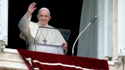 Le Pape François salue de sa fenêtre donnant sur la place Saint-Pierre lors d'un discours à l'Angélus. / Vatican Media