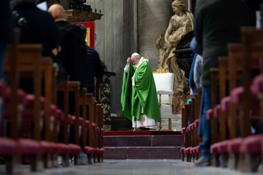 Le pape François célèbre la messe à l'autel de la Chaire dans la basilique Saint-Pierre, le 15 novembre 2020. Vatican Media.