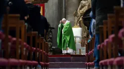 Le pape François célèbre la messe à l'autel de la Chaire dans la basilique Saint-Pierre, le 15 novembre 2020. / Vatican Media.