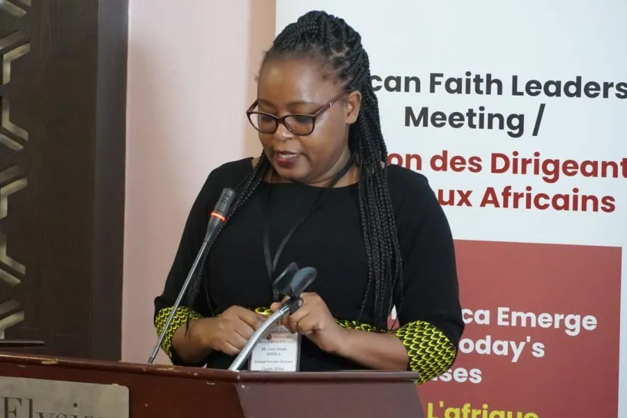 La Secrétaire exécutive régionale de Caritas Afrique, Lucy Afandi Esipila, prononce son discours d'ouverture lors d'une réunion des chefs religieux à Nairobi, au Kenya. Crédit : Réseau jésuite pour la justice et l'écologie en Afrique (JENA) / 
