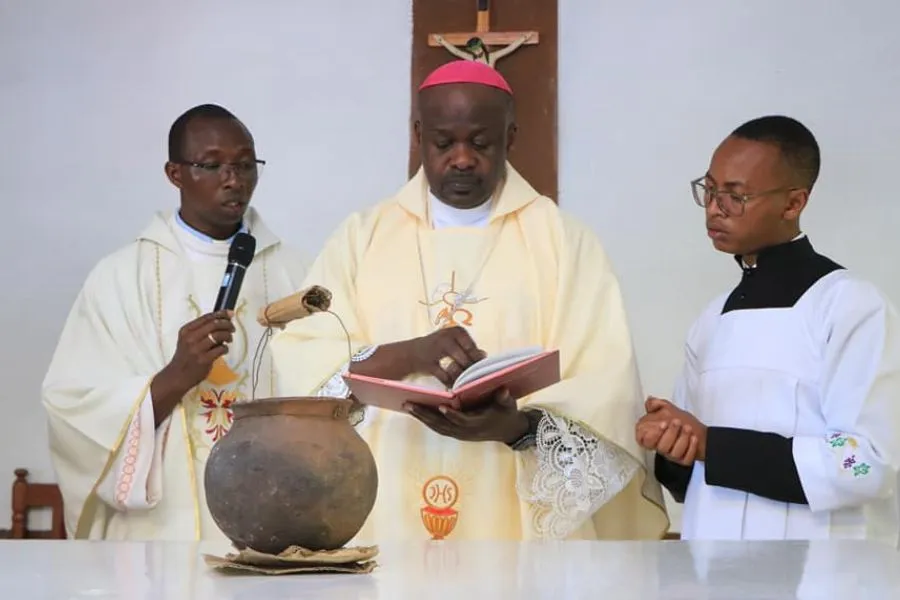 Mgr Cleophas Oseso Tuka lors de la messe de consécration le 9 juin 2023. Crédit : Diocèse catholique de Nakuru