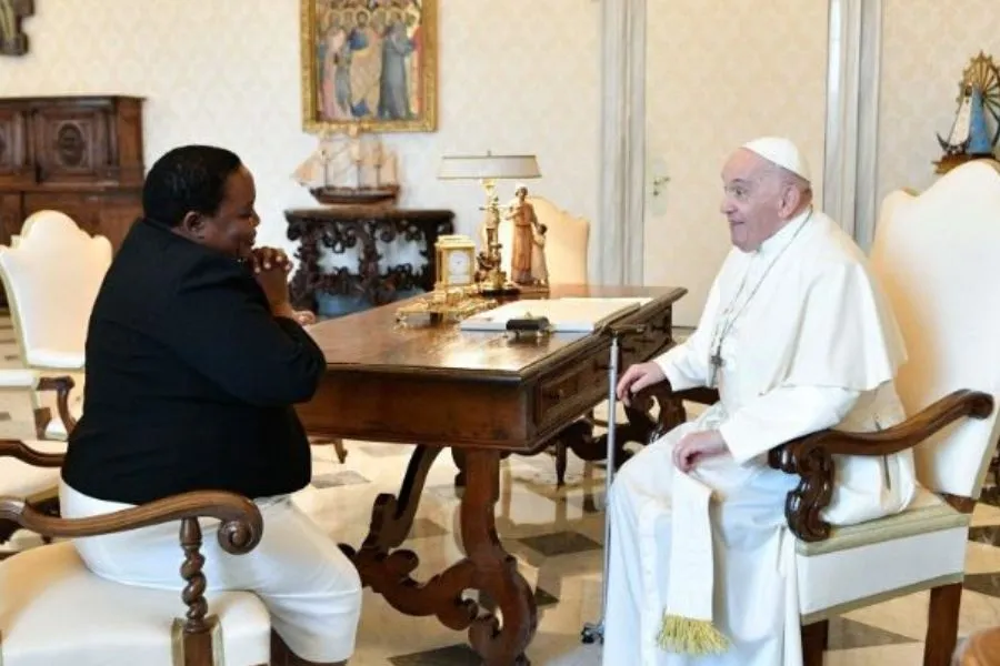 Le pape François lors d'une audience avec le Premier ministre ougandais, Robinah Nabbanja. Crédit : Vatican Media