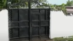 Les portes de l'école secondaire Lubiriha en Ouganda, attaquée le 16 juin 2023. / 
