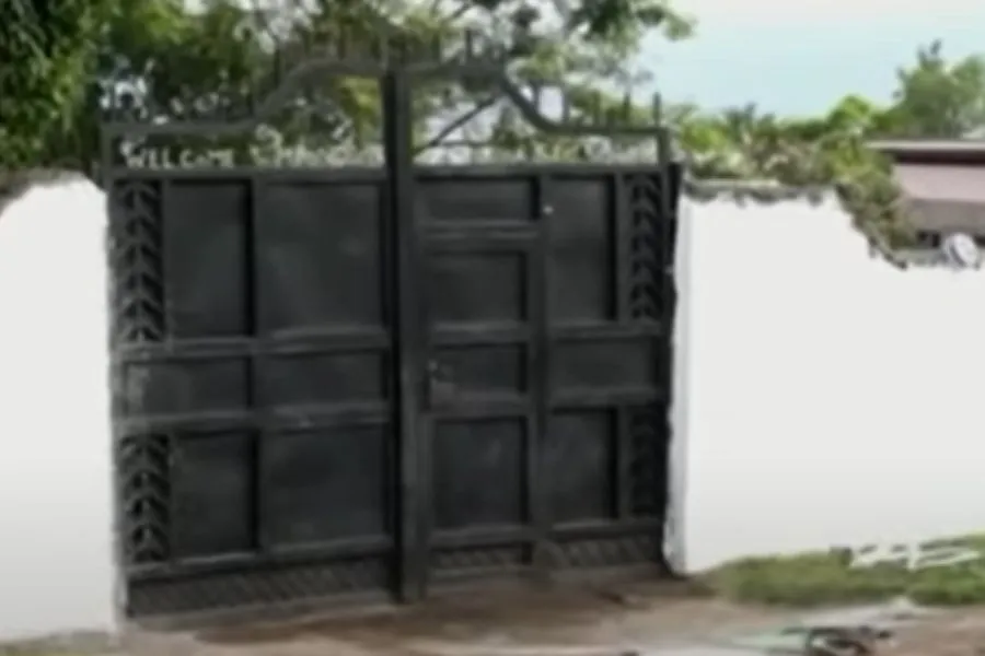 Les portes de l'école secondaire Lubiriha en Ouganda, attaquée le 16 juin 2023. / 