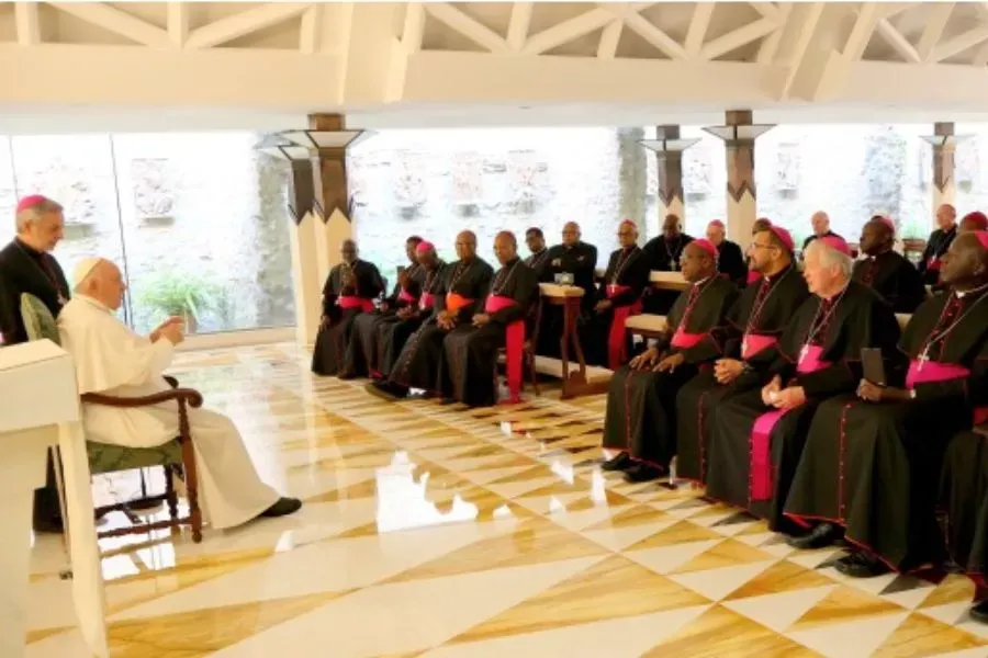 Le pape François avec des membres de la Conférence des évêques catholiques d'Afrique australe (SACBC) lors d'une réunion privée le 16 juin 2023. Crédit : SACBC