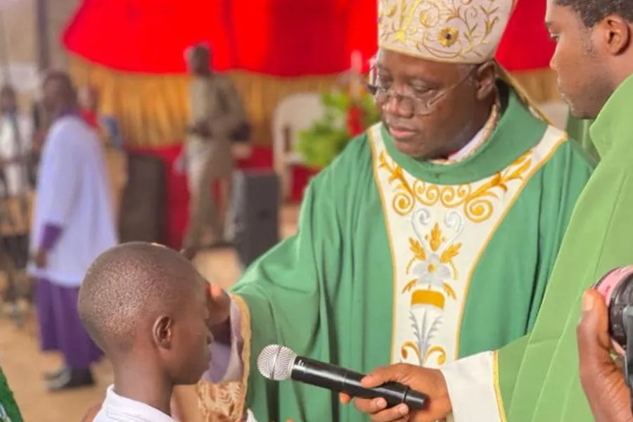 Mgr Ignatius Kaigama administre le sacrement de la confirmation dans la zone pastorale du Saint-Esprit, à Byazhin, dans l'archidiocèse d'Abuja. Crédit : Archidiocèse d'Abuja