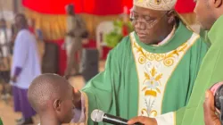 Mgr Ignatius Kaigama administre le sacrement de la confirmation dans la zone pastorale du Saint-Esprit, à Byazhin, dans l'archidiocèse d'Abuja. Crédit : Archidiocèse d'Abuja / 