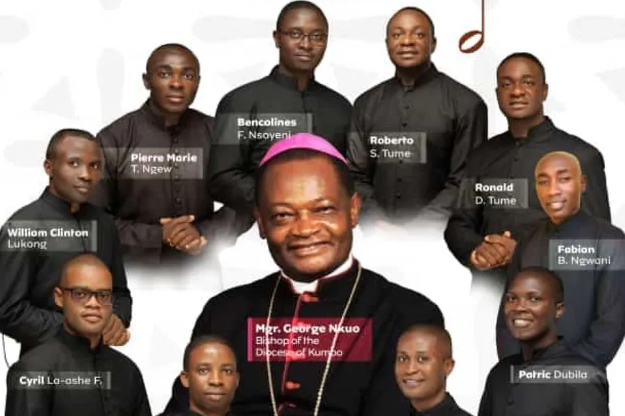 Une affiche montrant Mgr George Nkuo et les dix séminaristes qu'il a ordonnés diacres le 6 juillet 2023. Crédit : Diocèse de Kumbo
