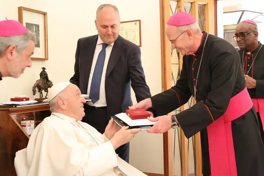 Le cardinal désigné Mgr Stephen Brislin reçoit des cadeaux du Pape François lors de la visite ad limina des membres de la Conférence des évêques catholiques d'Afrique australe (SACBC). Crédit : SACBC