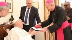 Le cardinal désigné Mgr Stephen Brislin reçoit des cadeaux du Pape François lors de la visite ad limina des membres de la Conférence des évêques catholiques d'Afrique australe (SACBC). Crédit : SACBC / 