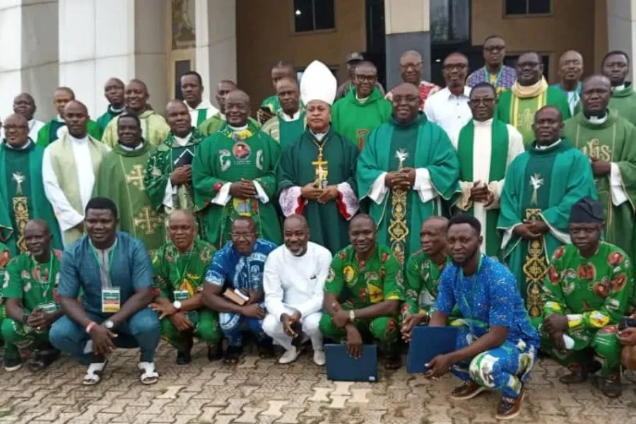 Le cardinal Peter Ebere Okpaleke du diocèse d'Ekwulobia au Nigeria avec les participants à une retraite d'une journée pour les aumôniers nationaux et les présidents nationaux des groupes d'apostolat des laïcs au Nigeria. Crédit : Diocèse d'Ekwulobia