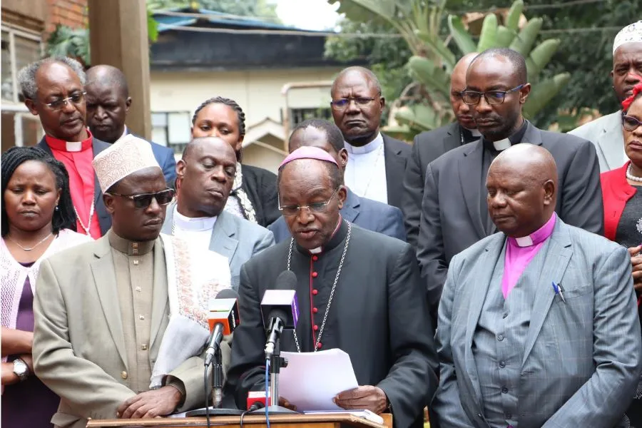Les chefs religieux du Kenya lors d'une conférence de presse à Nairobi. Crédit : NCCK