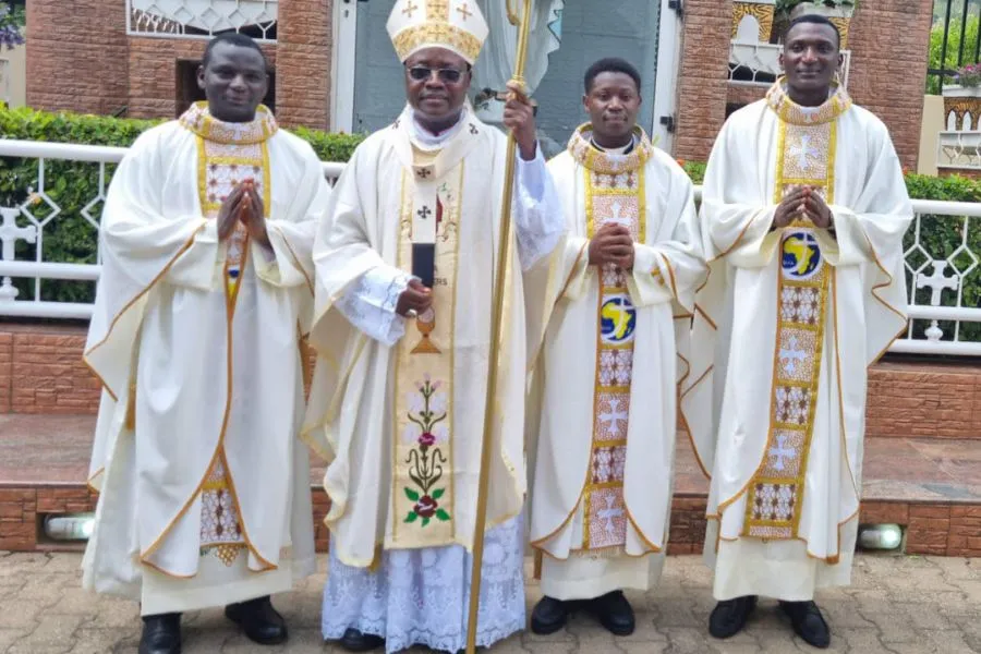 Mgr Ignatius Ayau Kaigama, archevêque de l'archidiocèse d'Abuja au Nigéria, avec les trois prêtres qu'il a ordonnés le 13 juillet 2023. Crédit : Archidiocèse d'Abuja