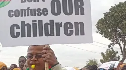 Un manifestant portant une pancarte lors de la manifestation pacifique du 13 juillet. Crédit : Conférence épiscopale du Malawi (ECM) / 