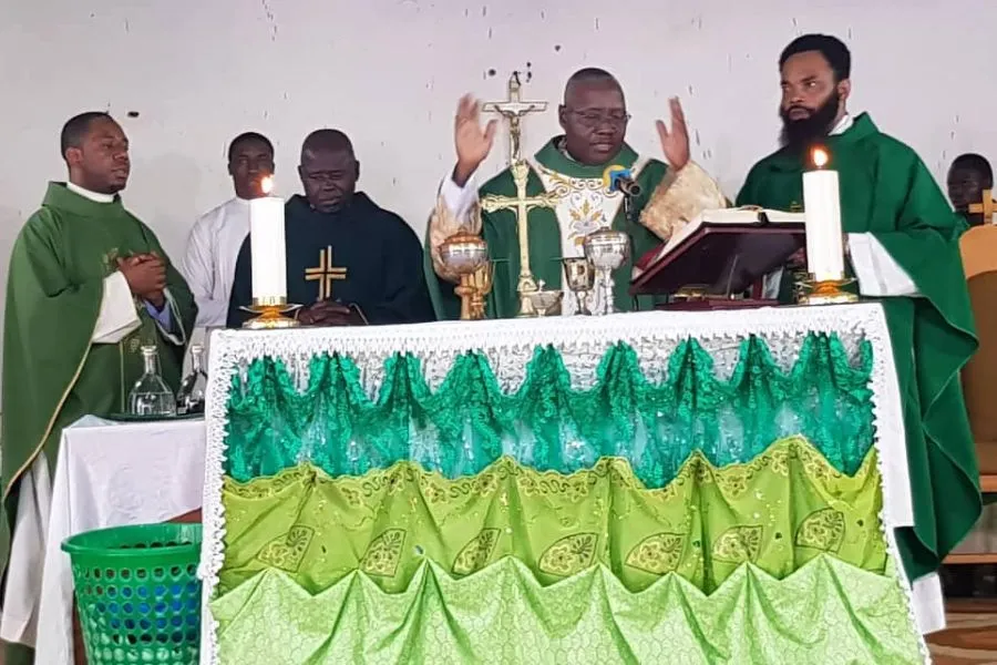 Mgr Ignatius Ayau Kaigama pendant la messe à l'aire pastorale St. Peter, Idu Karmo de l'archidiocèse d'Abuja au Nigéria. Crédit : Archidiocèse d'Abuja