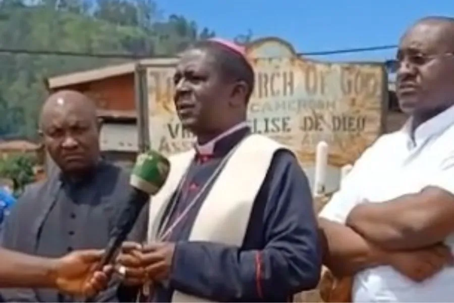 Mgr Andrew Fuanya Nkea de l'archidiocèse de Bamenda au Cameroun s'adressant aux journalistes au carrefour de Nacho. Crédit : Fr. Dufe Joseph