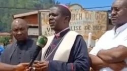 Mgr Andrew Fuanya Nkea de l'archidiocèse de Bamenda au Cameroun s'adressant aux journalistes au carrefour de Nacho. Crédit : Fr. Dufe Joseph / 
