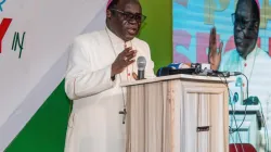 Mgr Matthew Hassan Kukah s'exprimant lors d'une réunion publique de haut niveau sur la promotion de la paix et de la sécurité dans le nord-ouest du Nigeria, qui s'est tenue à Sokoto le mardi 8 août. Crédit : The Kukah Centre / 