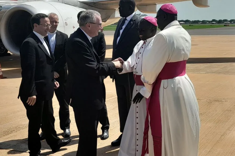 Mgr Stephen Ameyu Martin reçoit le cardinal Pietro Parolin à son arrivée à Juba. Crédit : Conférence des évêques catholiques du Soudan/Soudan du Sud