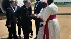 Mgr Stephen Ameyu Martin reçoit le cardinal Pietro Parolin à son arrivée à Juba. Crédit : Conférence des évêques catholiques du Soudan/Soudan du Sud / 