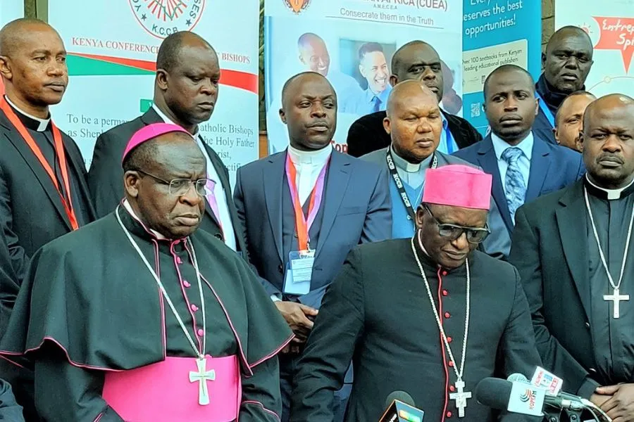 Des membres de la Commission pour l'éducation et l'enseignement religieux (CERE) de la Conférence des évêques catholiques du Kenya (KCCB) lors d'une conférence de presse à l'occasion de la huitième édition de la conférence de l'Association des directeurs d'écoles catholiques du Kenya (CaSPA) à Nairobi. Crédit : Diocèse de Nakuru