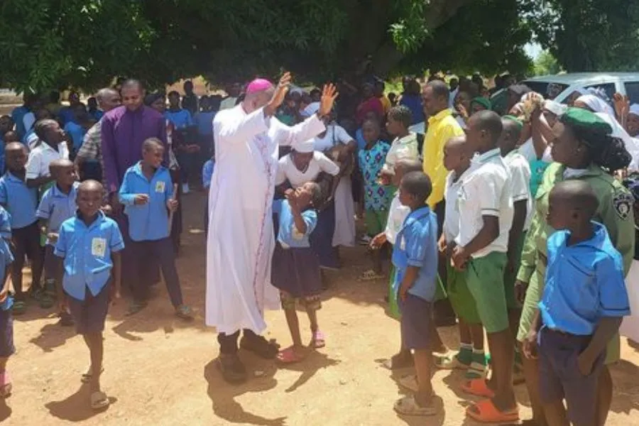 Mgr Isaac Bundepuun Dugu, évêque du diocèse de Katsina-Ala au Nigeria, avec des enfants de son siège épiscopal. Crédit : AMORE Media
