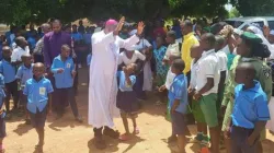 Mgr Isaac Bundepuun Dugu, évêque du diocèse de Katsina-Ala au Nigeria, avec des enfants de son siège épiscopal. Crédit : AMORE Media / 