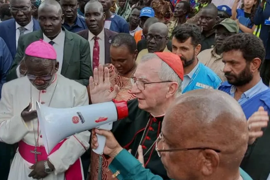 Le cardinal Pietro Parolin s'adressant aux rapatriés et aux réfugiés dans leur camp du diocèse catholique de Malakal au Soudan du Sud. Crédit : John Amuom, Radio Voice of Love, Diocèse catholique de Malakal