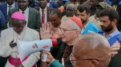 Le cardinal Pietro Parolin s'adressant aux rapatriés et aux réfugiés dans leur camp du diocèse catholique de Malakal au Soudan du Sud. Crédit : John Amuom, Radio Voice of Love, Diocèse catholique de Malakal / 