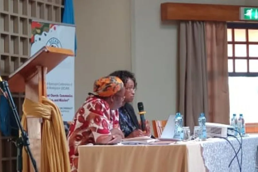 Sheila Pires, Secrétaire de la Commission d'information du Synode sur la synodalité (à droite) fait une présentation lors de la réunion des délégués à Nairobi, Kenya. Crédit : ACI Afrique
