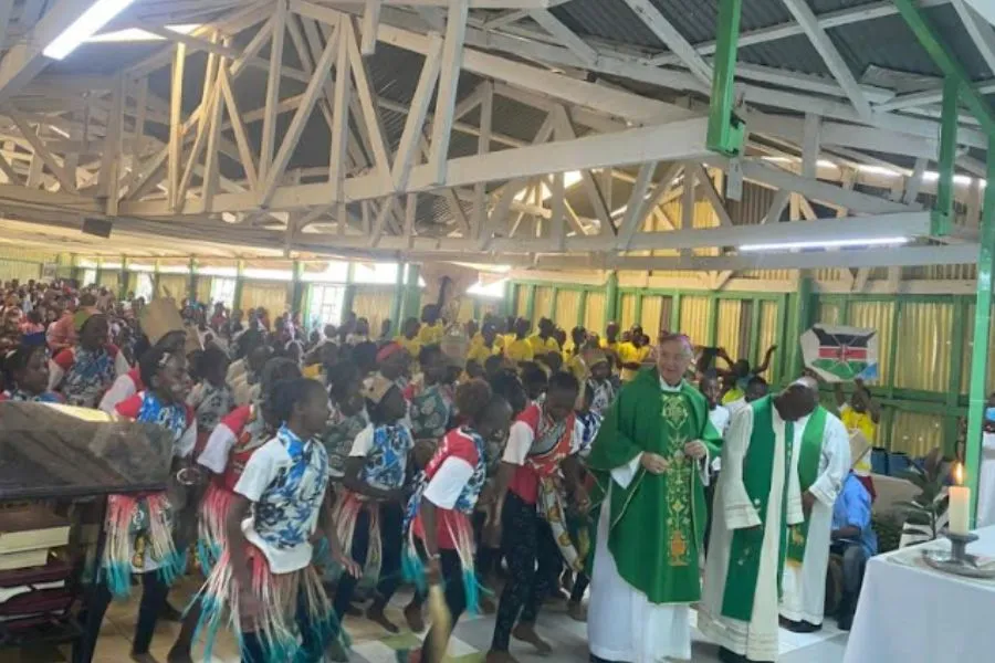 Mgr John Patrick Dolan, évêque du diocèse catholique de Phoenix, se joint à la danse des membres de l'Enfance pontificale missionnaire à l'église catholique St Mary de l'archidiocèse de Nairobi. Crédit : ACI Afrique