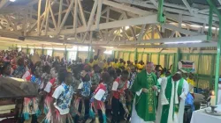 Mgr John Patrick Dolan, évêque du diocèse catholique de Phoenix, se joint à la danse des membres de l'Enfance pontificale missionnaire à l'église catholique St Mary de l'archidiocèse de Nairobi. Crédit : ACI Afrique / 